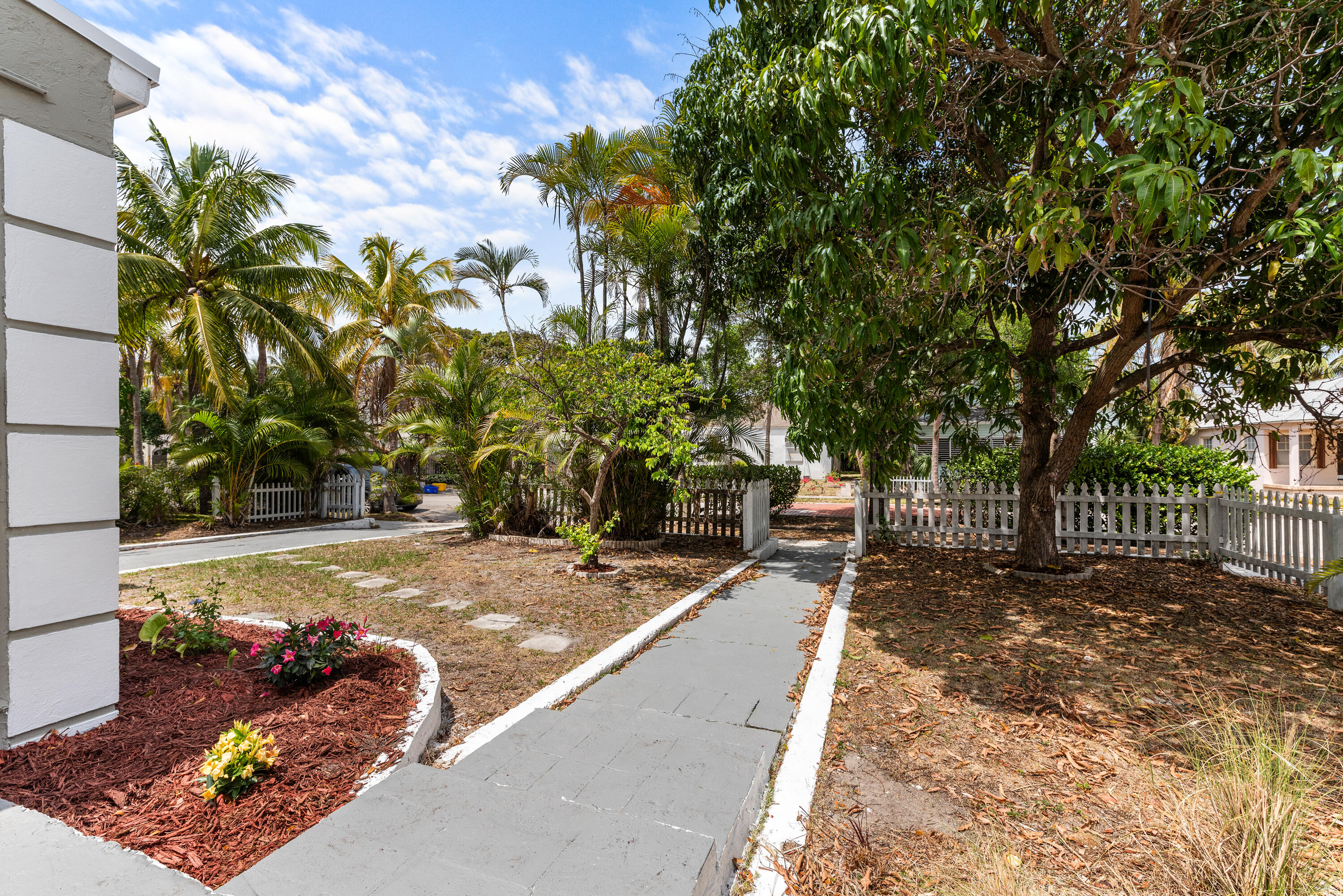 518 39th Street West Palm Beach, FL 33407 - Photo 5 of 32 51839thStWestPalmBeach-38