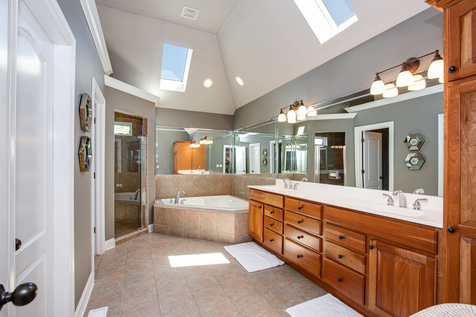 3976 Bluejay Lane Naperville, IL 60564 - Photo 17 of 34 a large bathroom with a large tub and sink