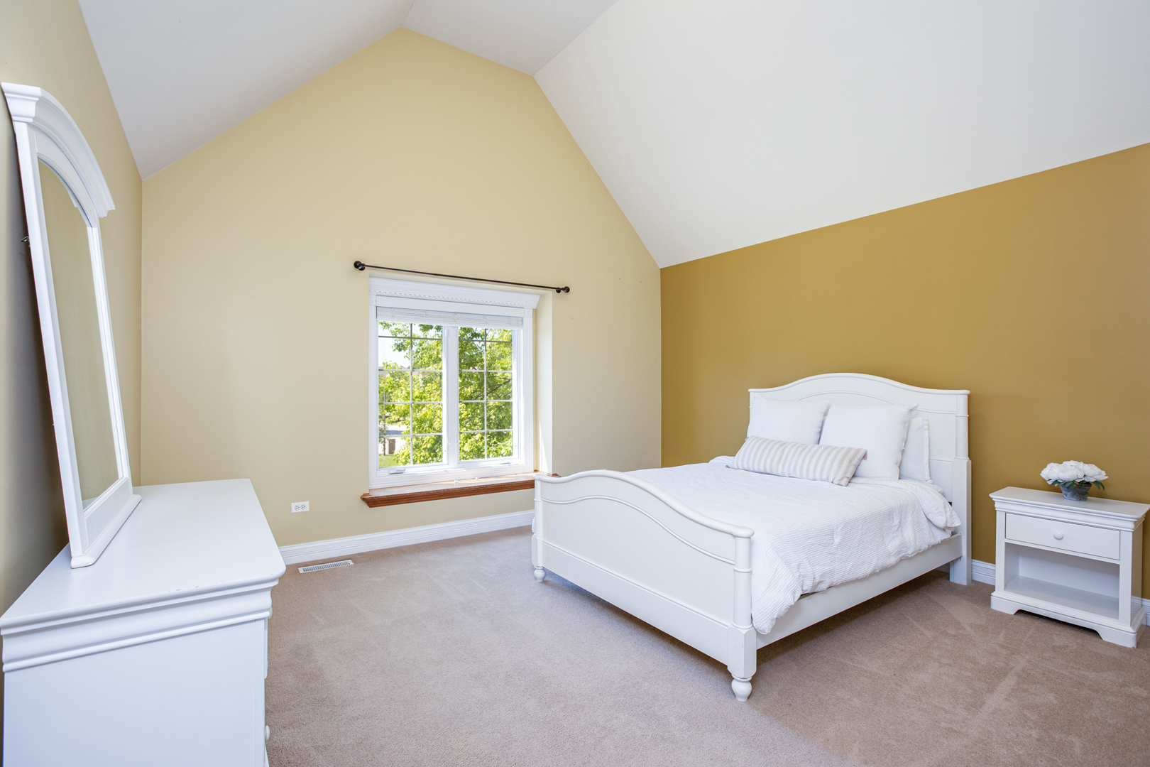 3976 Bluejay Lane Naperville, IL 60564 - Photo 18 of 34 a room with a bed and a window