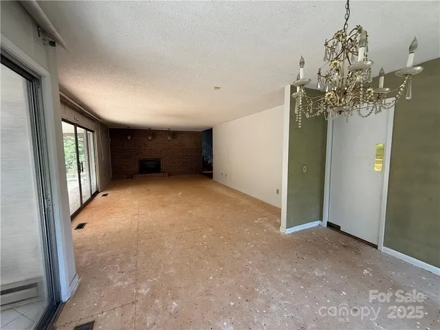 a view of a chandelier in big room and chandelier