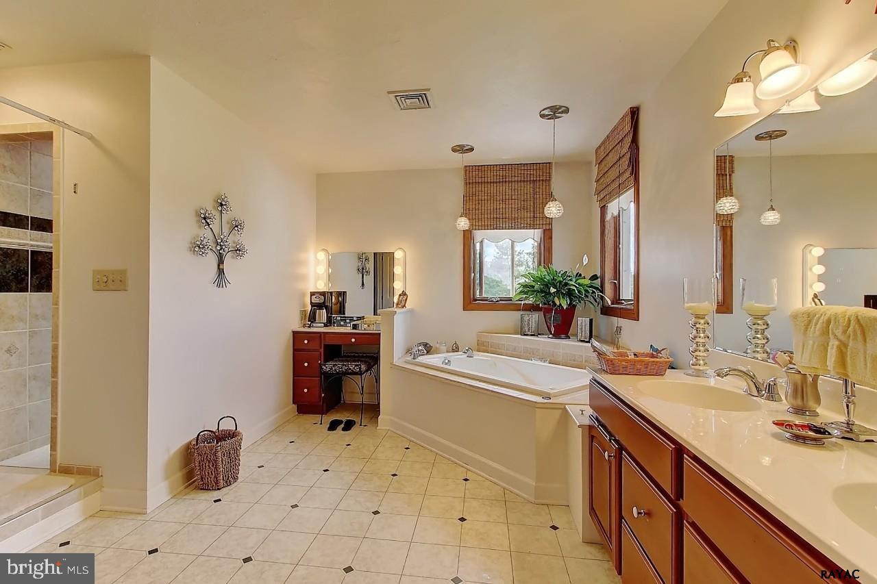 1325 Greenbriar Road York, PA 17404 - Photo 17 of 36 Gallery Image 17