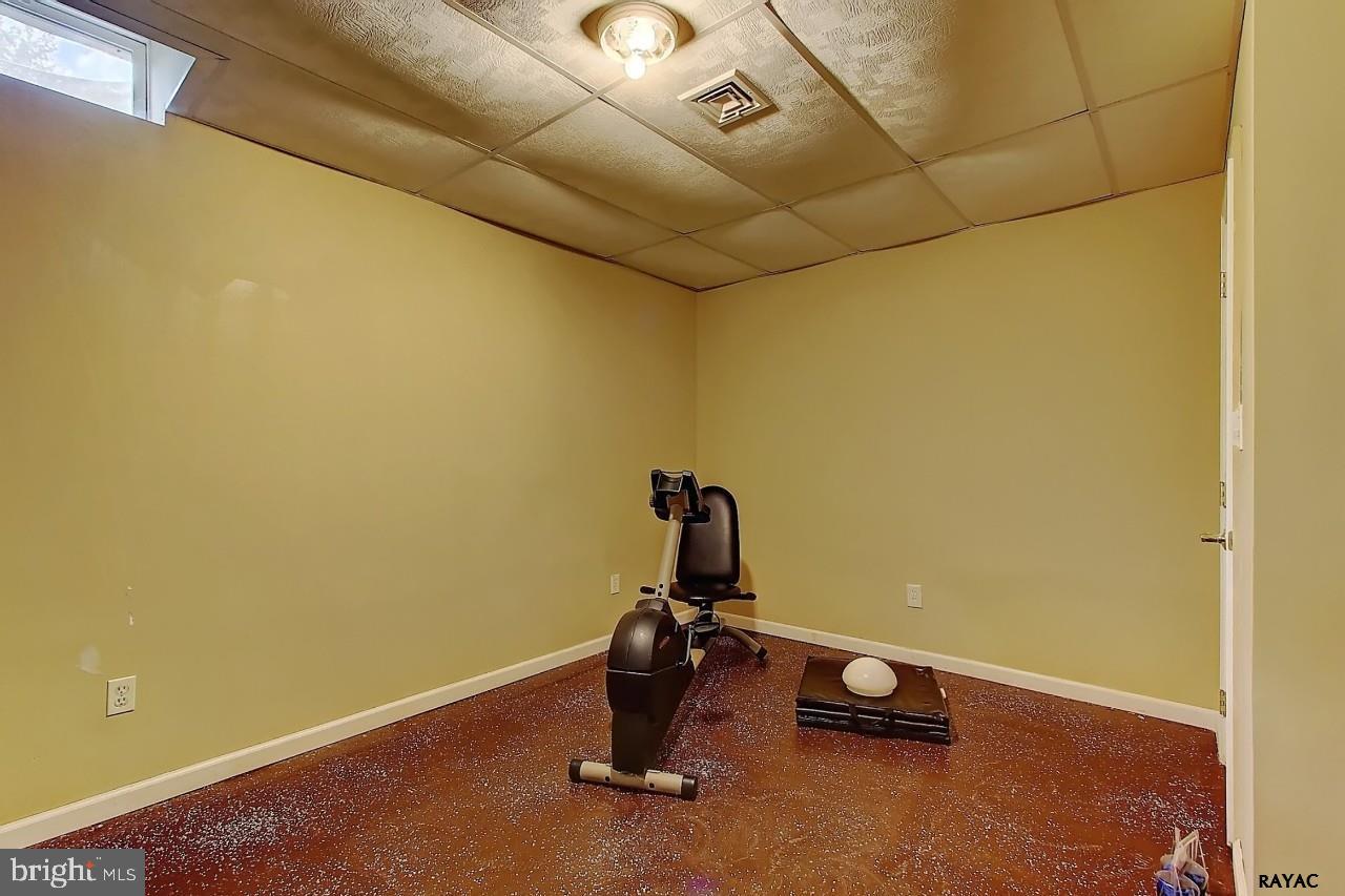 1325 Greenbriar Road York, PA 17404 - Photo 27 of 36 Gallery Image 27