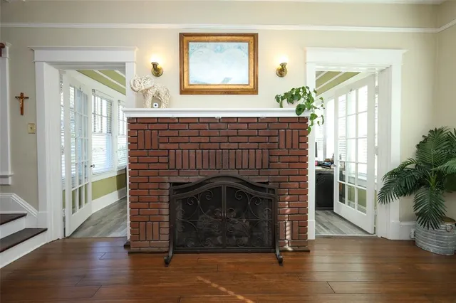 a view of a livingroom with furniture and a ceiling fan