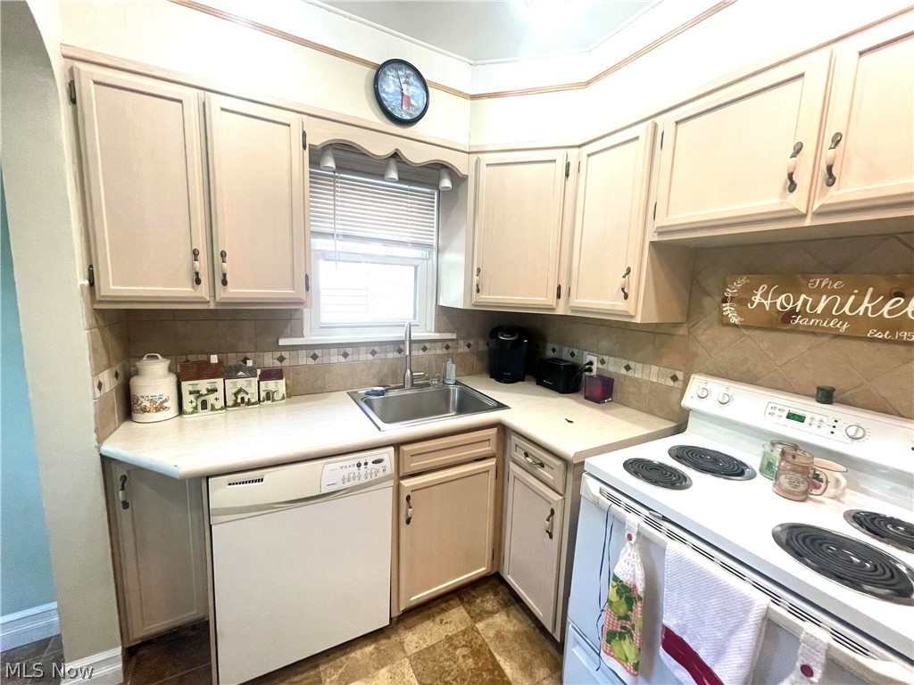 3987 Delmore Road Cleveland Heights, OH 44121 - Photo 4 of 28