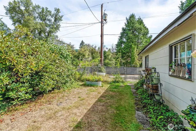 a view of yard with green space