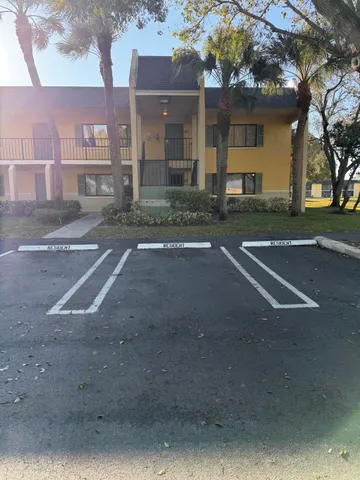 $2,100 | 410 Meadows Circle, Unit 410, Boynton Beach, FL 33436