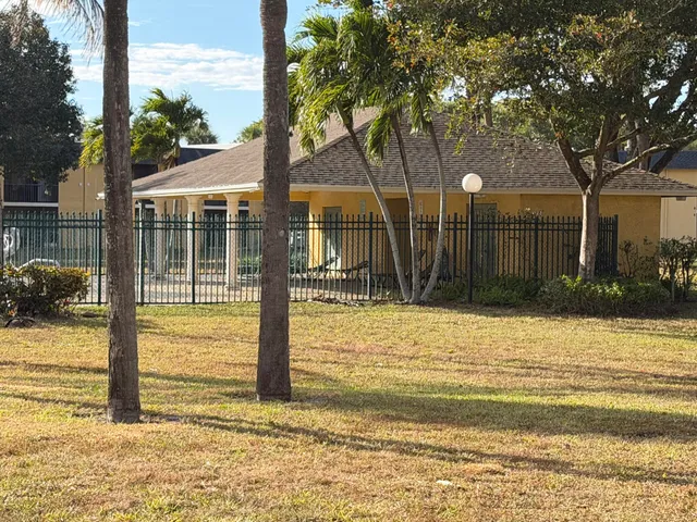 $2,100 | 410 Meadows Circle, Unit 410, Boynton Beach, FL 33436