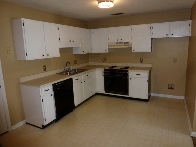 130 Wesleyan Way Macon, GA 31210 - Photo 4 of 9 a kitchen with stainless steel appliances granite countertop a stove a sink and a refrigerator