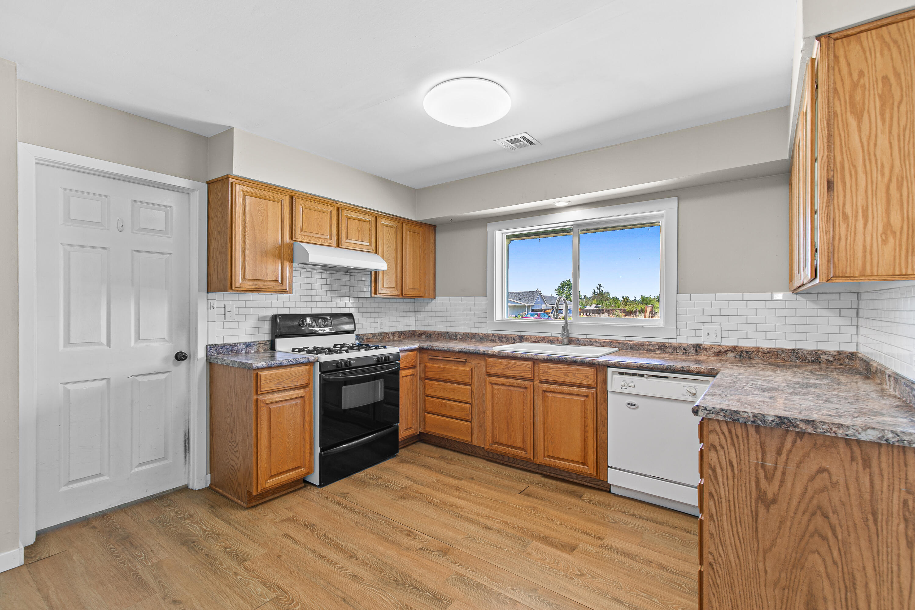 1215 Sweet Road Medford, OR 97501 - Photo 5 of 32 9R9A6212