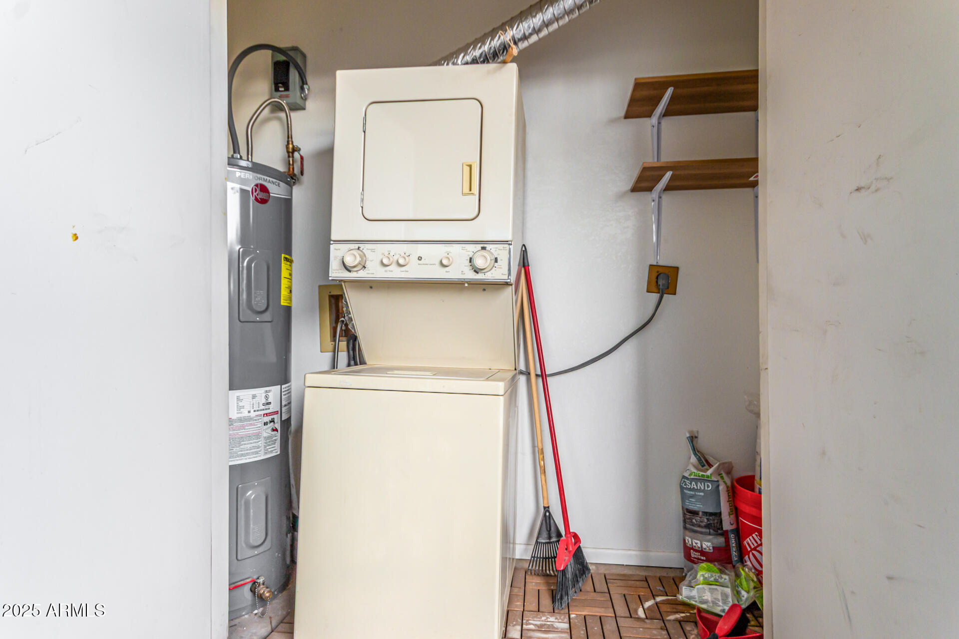 1352 East Highland Avenue, Unit 117 Phoenix, AZ 85014 - Photo 22 of 25 a utility room with dryer and washer