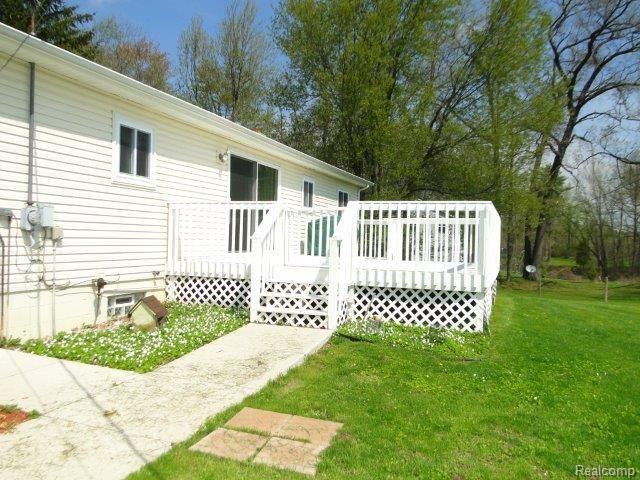 3401 Green Corners Road Lapeer, MI 48446 - Photo 19 of 29 Deck.jpg