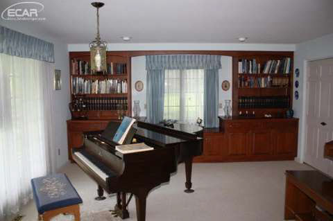1012 East River Road Flushing, MI 48433 - Photo 8 of 18 20440679-7.JPG