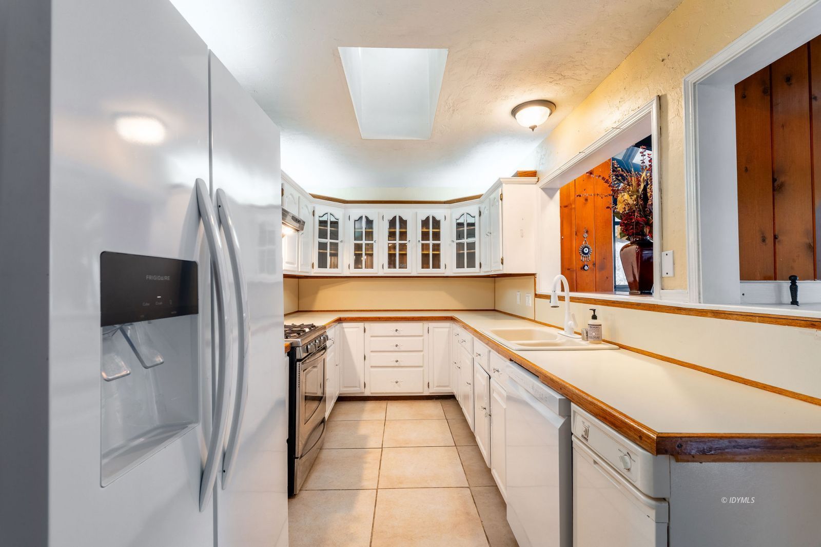 52805 Idyllmont Road Idyllwild, CA 92549 - Photo 14 of 53 a hallway with a sink and a refrigerator