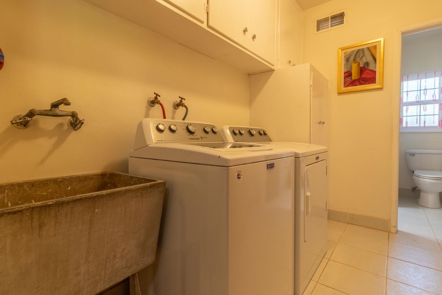 822 South California Street Lodi, CA 95240 - Photo 16 of 34 a utility room with dryer and washer