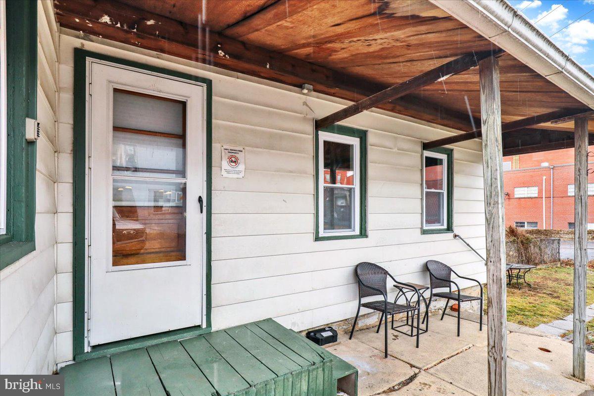746 Maple Street Lebanon, PA 17046 - Photo 18 of 21 a balcony with table and chairs
