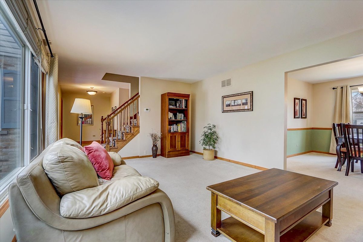 827 Manchester Street Naperville, IL 60563 - Photo 14 of 48 a living room with furniture