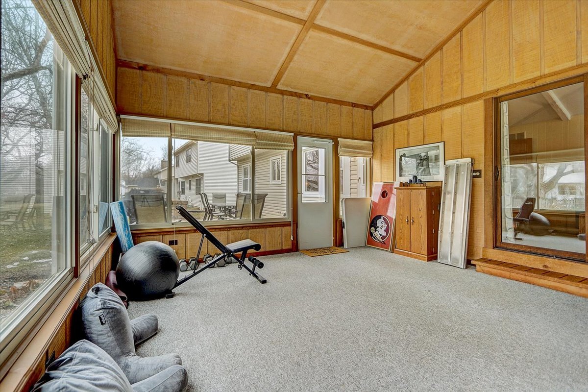827 Manchester Street Naperville, IL 60563 - Photo 18 of 48 a living room with furniture