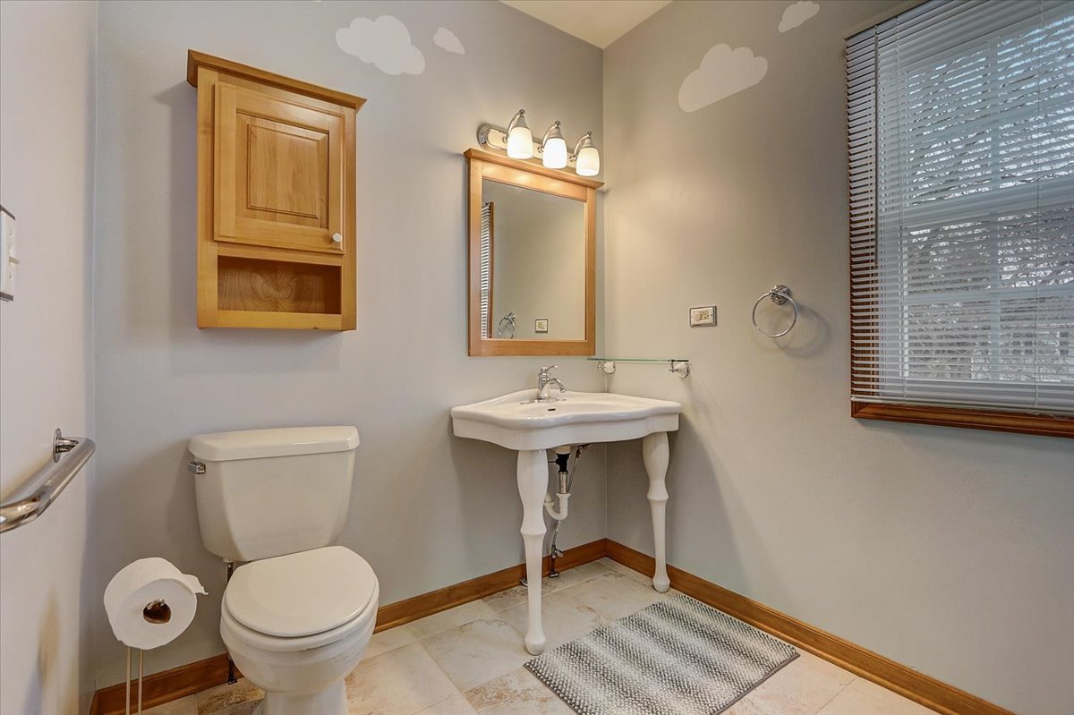 827 Manchester Street Naperville, IL 60563 - Photo 33 of 48 a bathroom with a toilet a sink and mirror