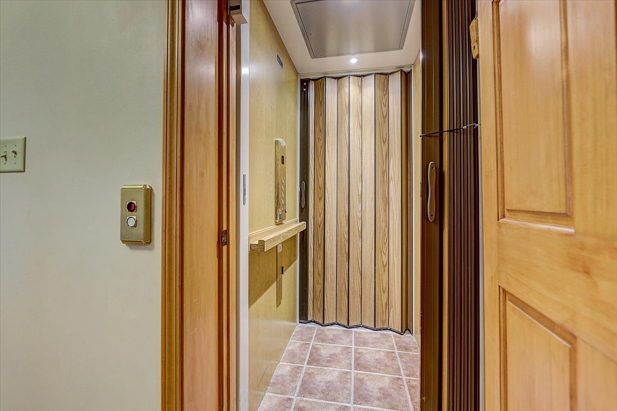 827 Manchester Street Naperville, IL 60563 - Photo 34 of 48 a view of a bathroom