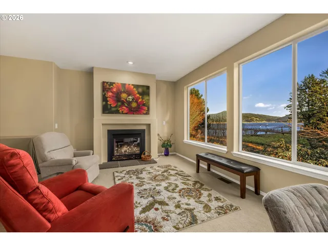 a view of sitting area with city view