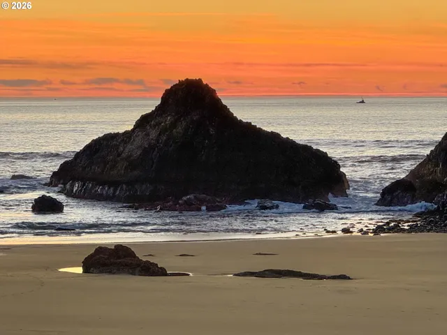 $659,000 | 955 Southeast River View Lane, Waldport, OR 97394