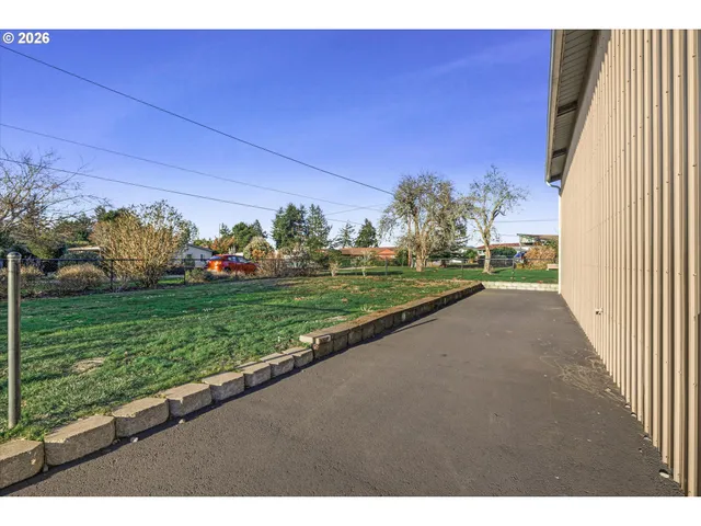 a view of a house with backyard
