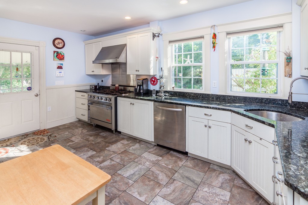 27 River Road Hanover, MA 02339 - Photo 9 of 30