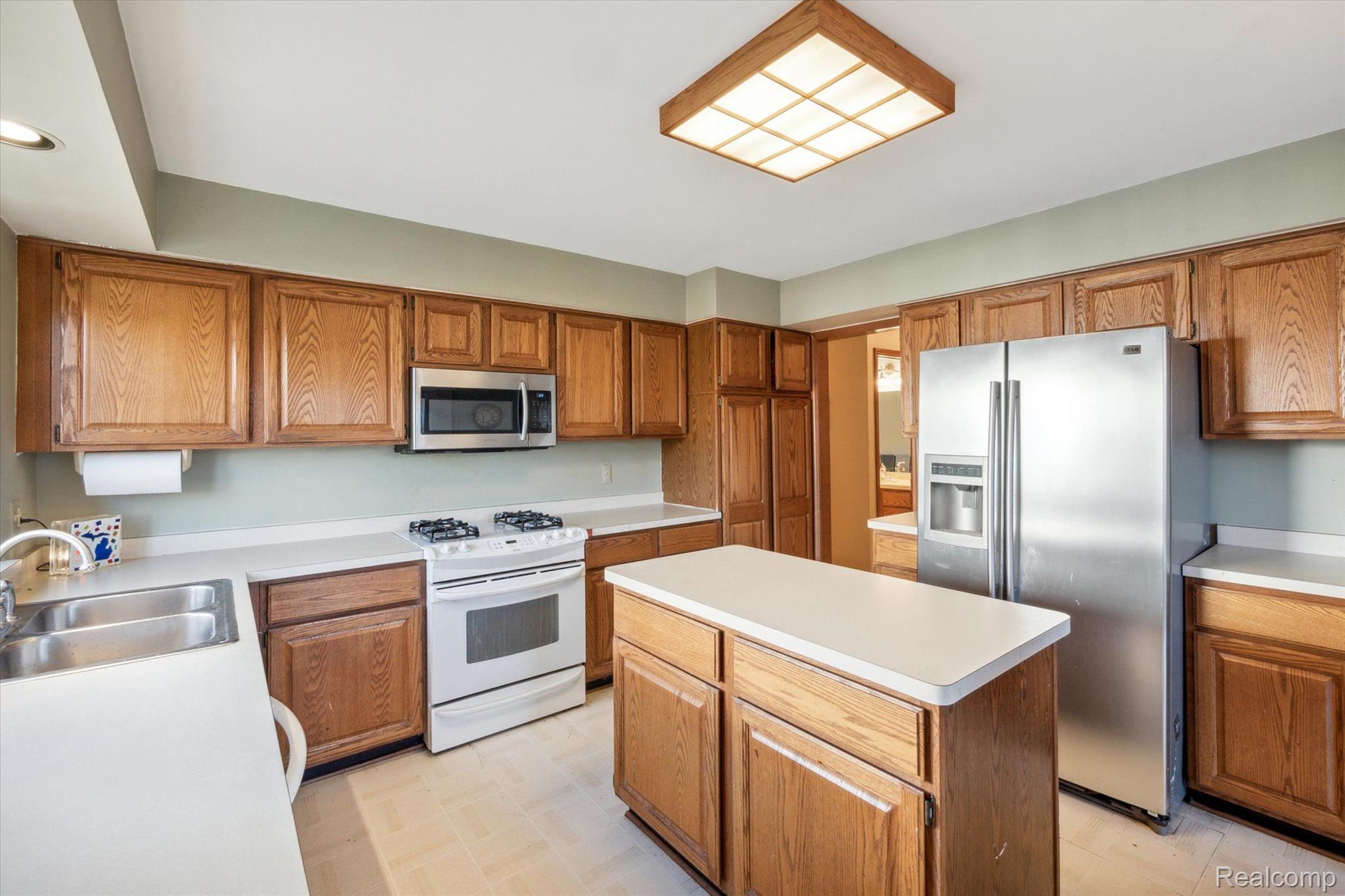 19403 Gill Road Livonia, MI 48152 - Photo 18 of 49