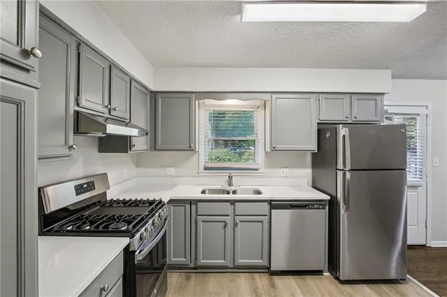 $279,900 | 614 Northwest Fair Lane, Lee's Summit, MO 64063