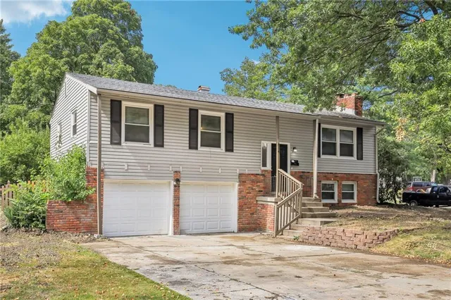 $279,900 | 614 Northwest Fair Lane, Lee's Summit, MO 64063