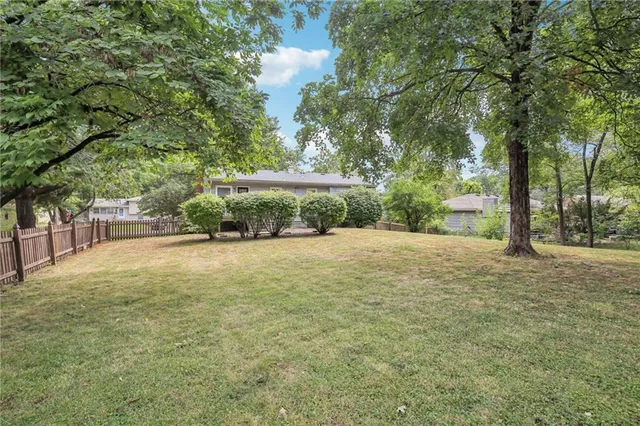 $279,900 | 614 Northwest Fair Lane, Lee's Summit, MO 64063