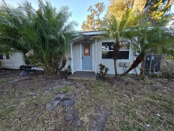a view of a house with backyard