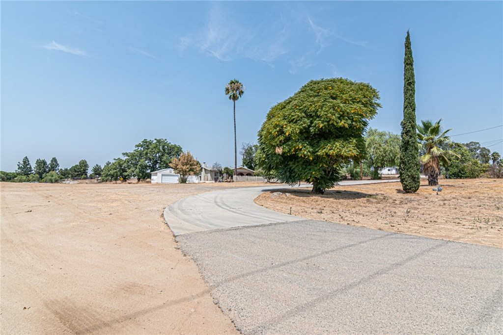 14391 Wood Road Riverside, CA 92508 - Photo 5 of 43 Driveway