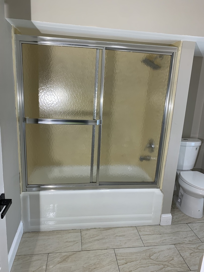 370 Ryerson Avenue Elgin, IL 60123 - Photo 13 of 21 a bathroom with a bathtub and a shower