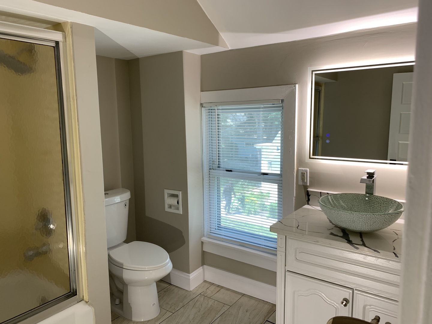 370 Ryerson Avenue Elgin, IL 60123 - Photo 14 of 21 a bath room with a toilet a sink and a mirror