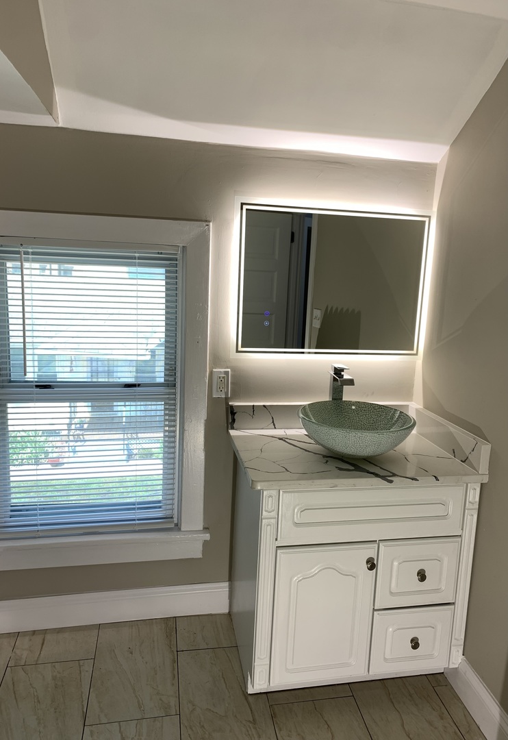370 Ryerson Avenue Elgin, IL 60123 - Photo 15 of 21 a bathroom with a granite countertop sink and a mirror