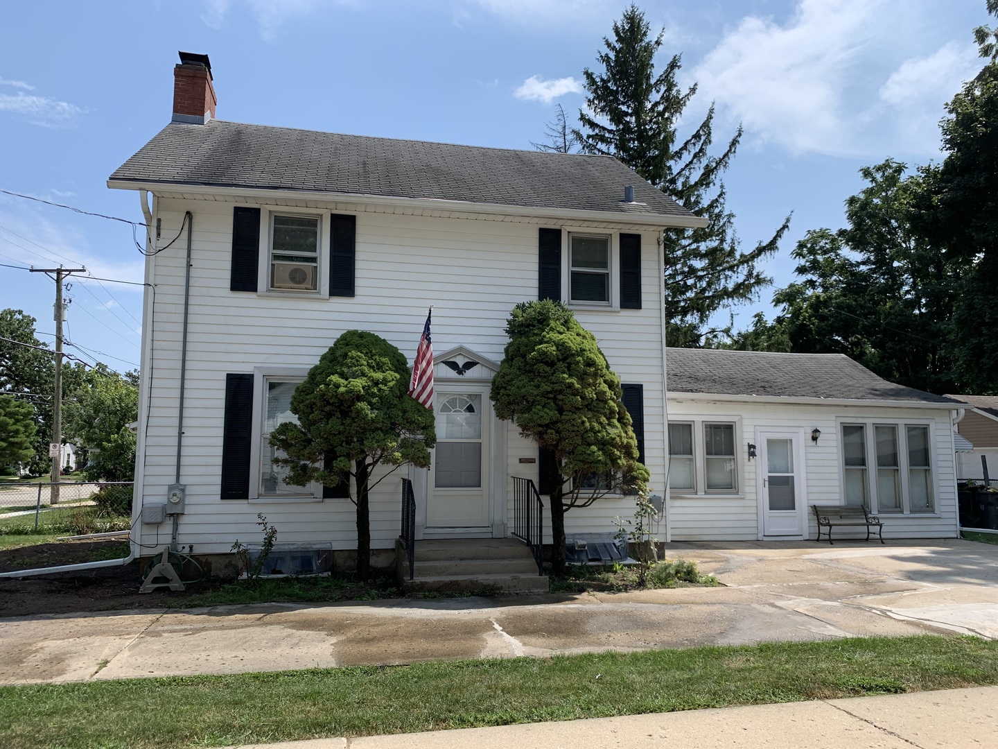 370 Ryerson Avenue Elgin, IL 60123 - Photo 3 of 21 a house view with a garden space