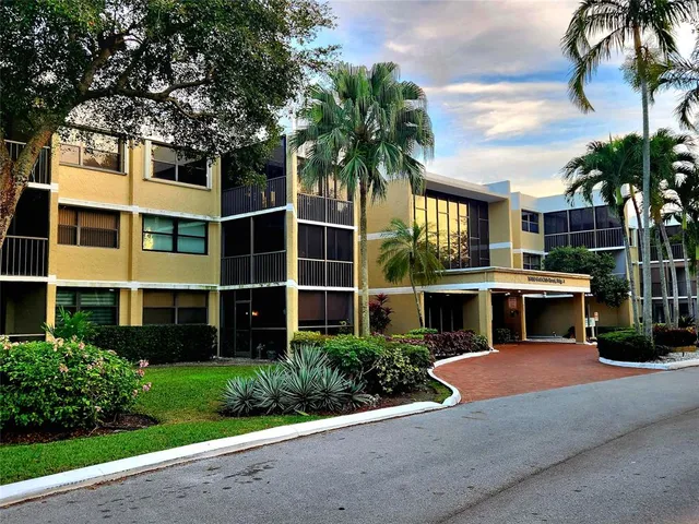 $3,100 | 16100 Golf Club Road, Unit 301, Weston, FL 33326