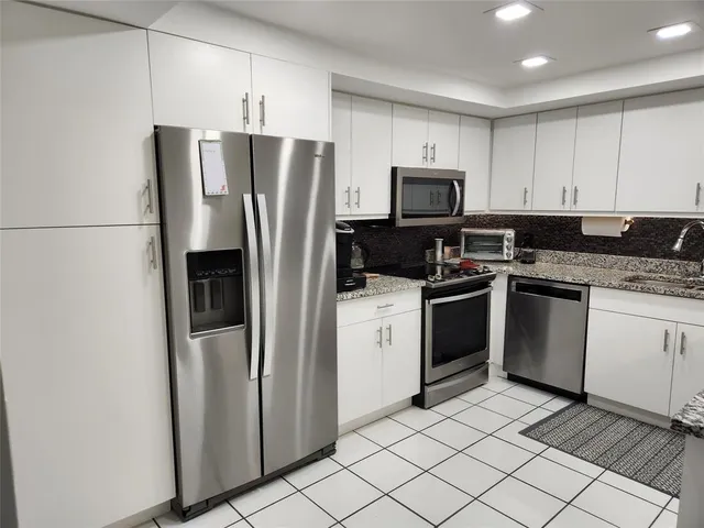 $3,100 | 16100 Golf Club Road, Unit 301, Weston, FL 33326