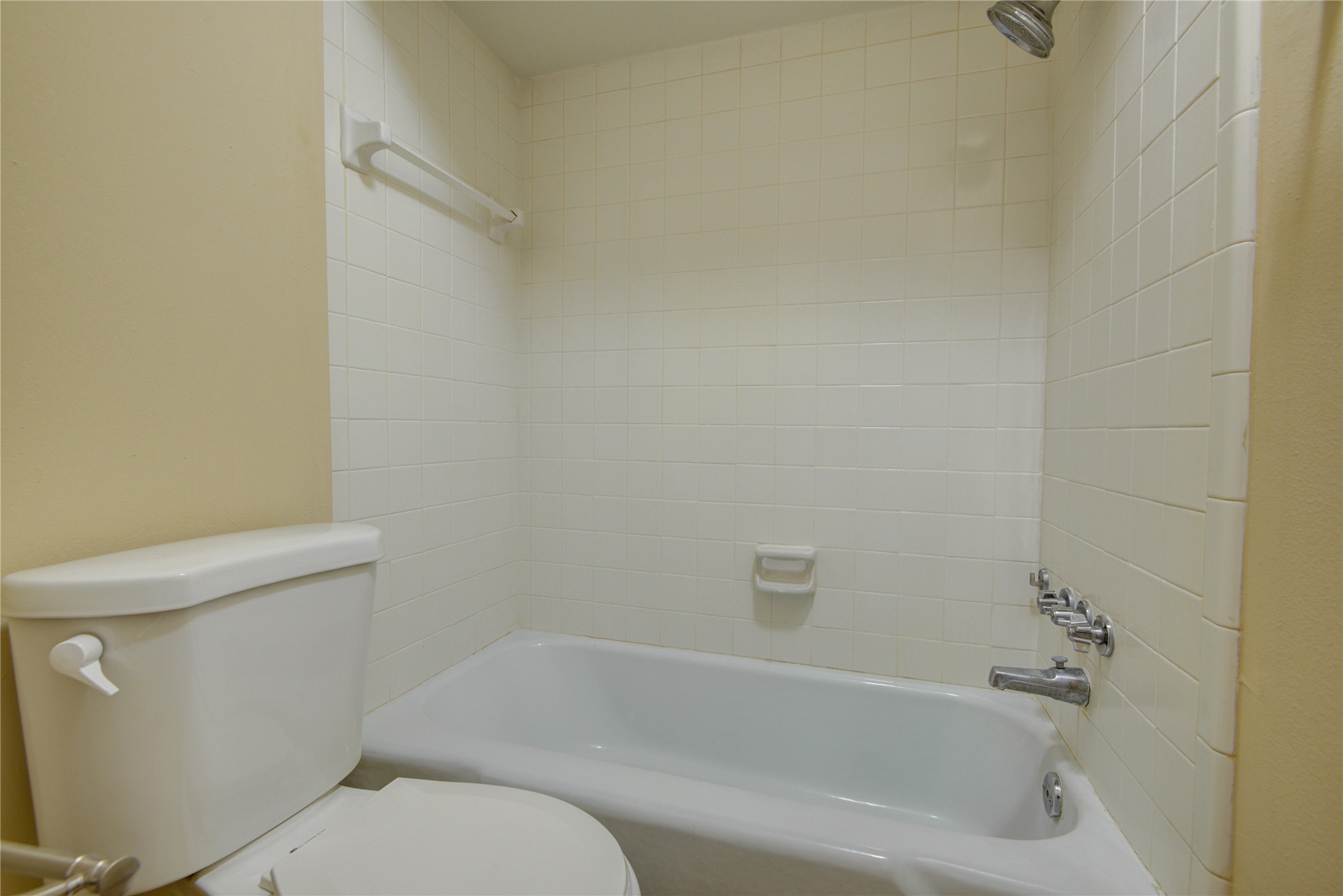 14211 Ella Lee Lane Houston, TX 77077 - Photo 21 of 42 a bathroom with a bathtub and toilet