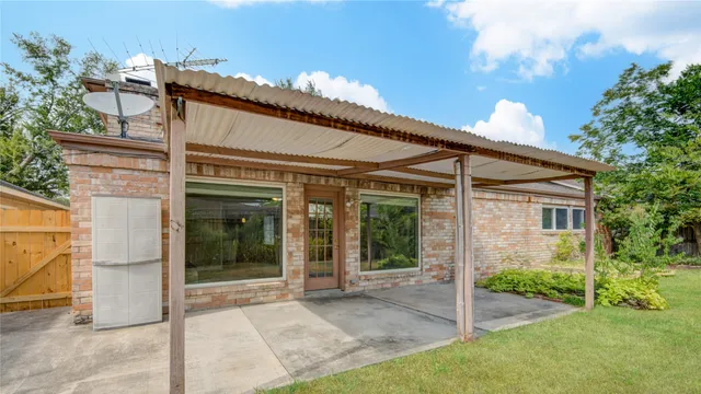 a view of a house with backyard