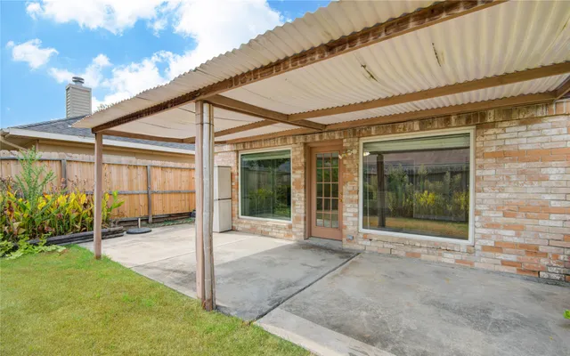 a view of a house with backyard and porch