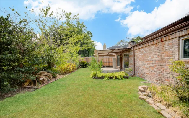 a view of a house with backyard