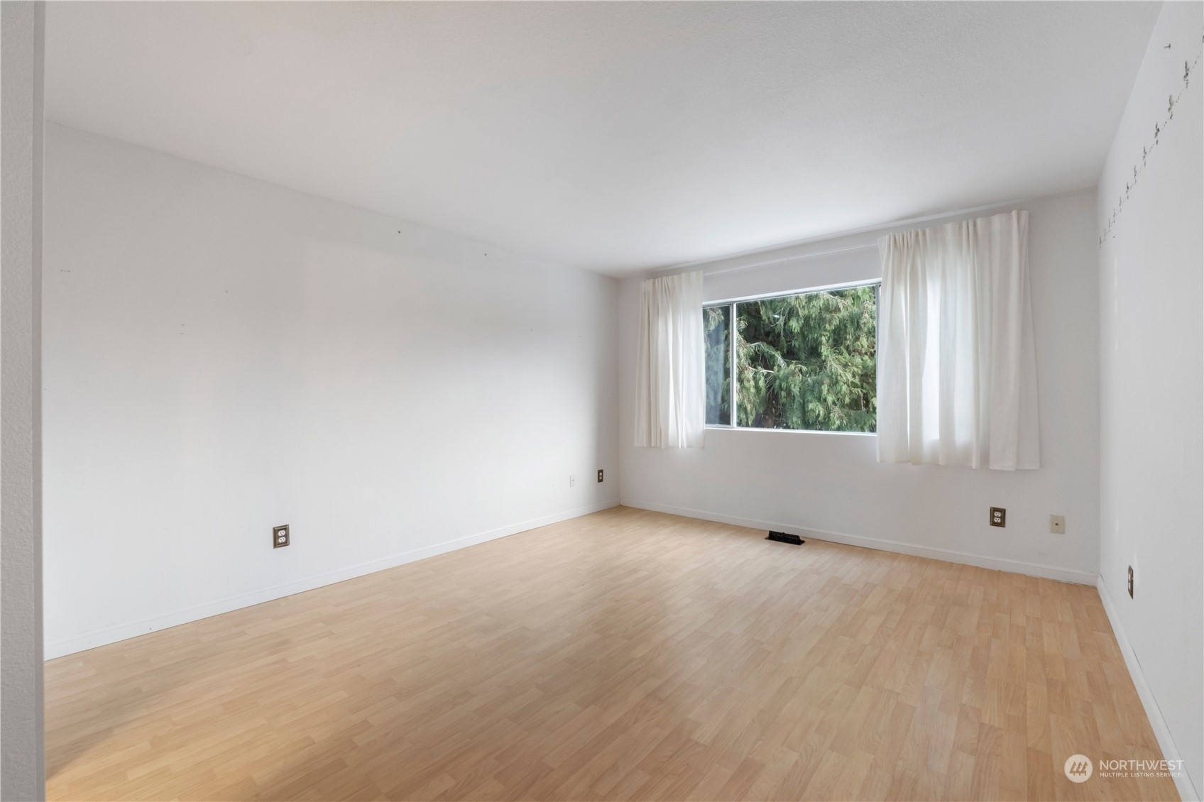 3534 Crystal Ridge Drive Southeast Puyallup, WA 98372 - Photo 20 of 39 an empty room with a window