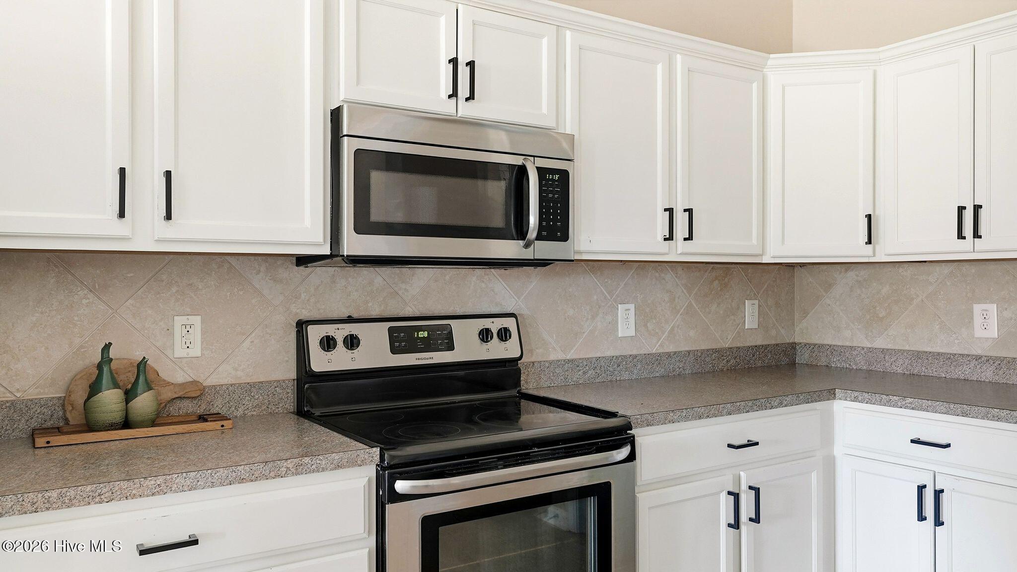 100 Star Court Aberdeen, NC 28315 - Photo 12 of 34 Kitchen - Electric Range/Oven