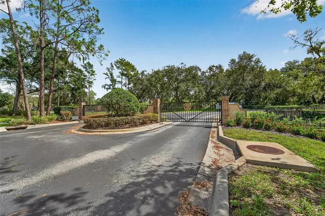 a sign that is sitting in the middle of a yard