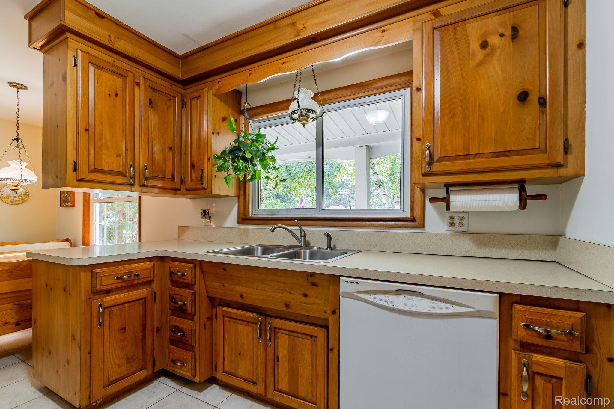 28012 Ridgebrook Road Farmington, MI 48334 - Photo 9 of 43 Gallery Image 9