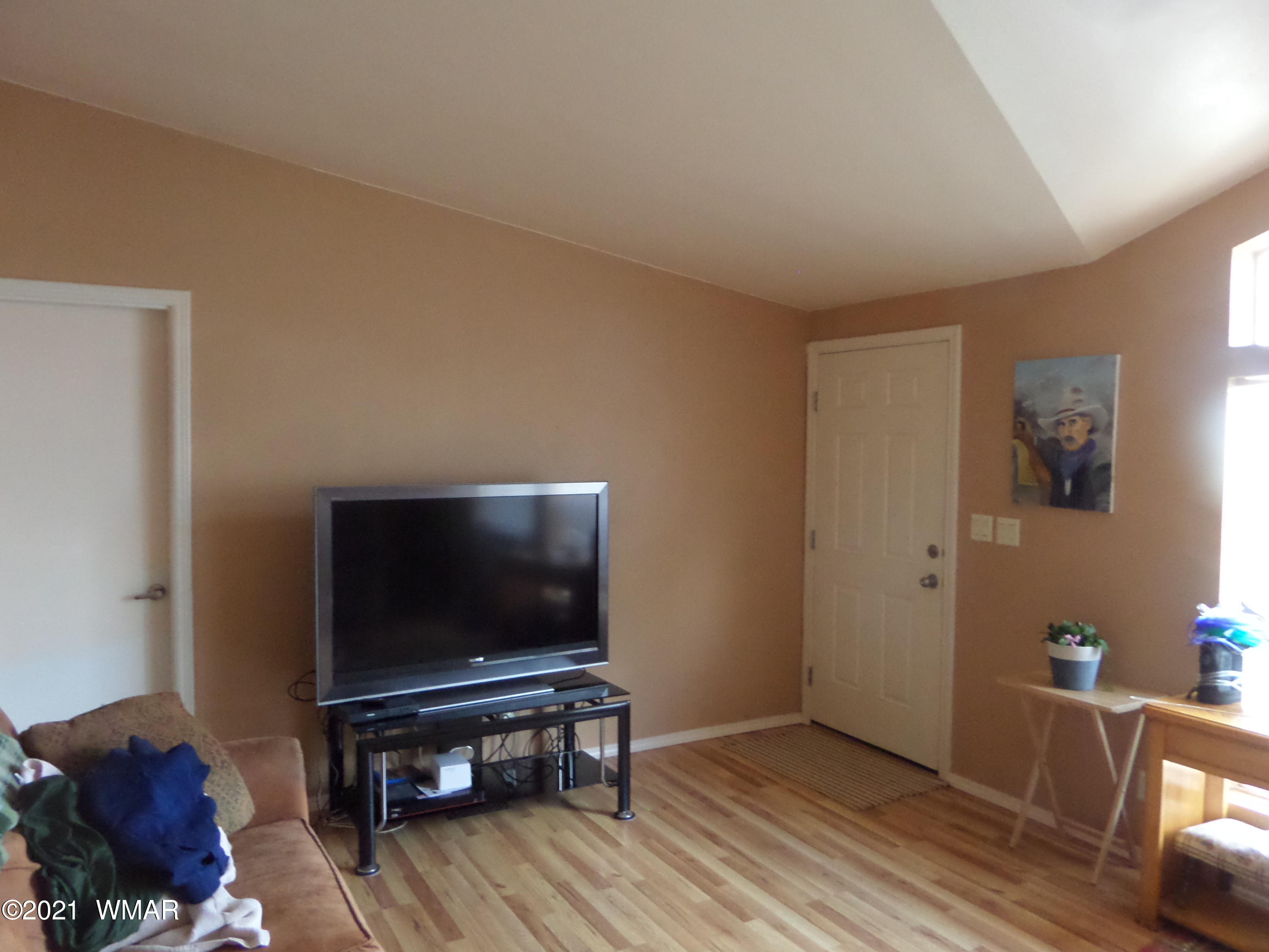 5 County Road Show Low, AZ 85901 - Photo 13 of 23 a living room with furniture and a flat screen tv