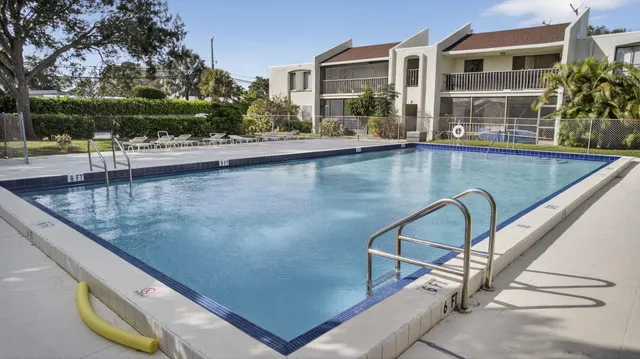 $300,000 | 150 Pineview Road, Unit L7, Jupiter, FL 33469