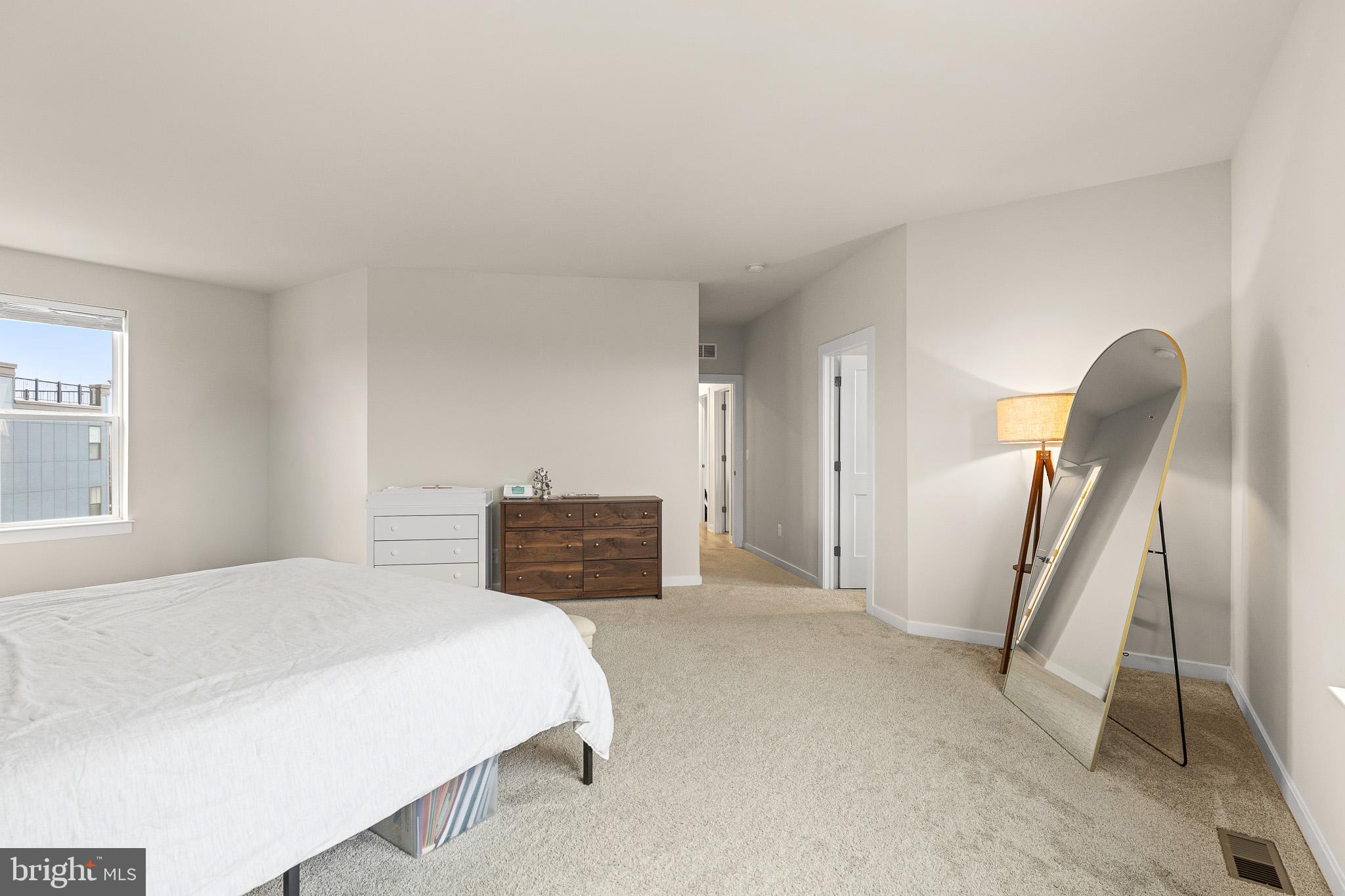 43769 Transit Square Ashburn, VA 20147 - Photo 20 of 36 a bedroom with a bed and dresser